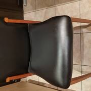 Mobilier 2 chaises cuir noir et bois