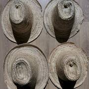 Vêtements 4 chapeaux de paille (2 pour enfants et 2 pour adultes) en bon état