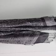 Vêtements écharpe noire et grise à motifs